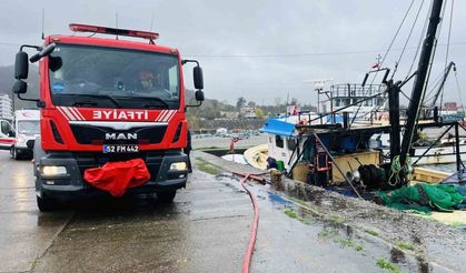 Ordu’da su alarak batma tehlikesi olan tekneye ekipler müdahale etti