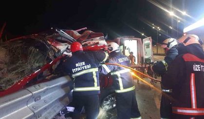 Otomobil bariyerlere çarptı: 1 ölü, 1 yaralı