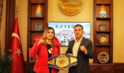 Vali Eldivan’dan dünya şampiyonu Turhan’a tebrik