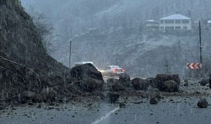 Şalpazarı-Beşikdüzü karayolunda heyelan