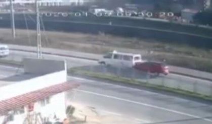 Yolcu indiren dolmuşa arkadan gelen otomobil çarptı: 3 yaralı