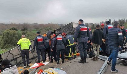 Trafik kazası: Ölü ve yaralılar var