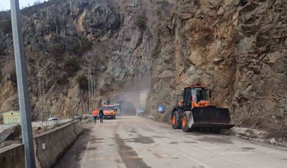 Gümüşhane'de heyelan sonrası kapanan yol yeniden ulaşıma açıldı