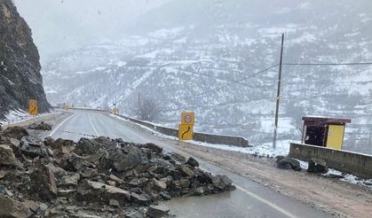 Heyelan karayolunu kapattı