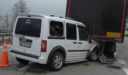 Tırın dorsesine çarpan hafif ticari araç hurdaya döndü
