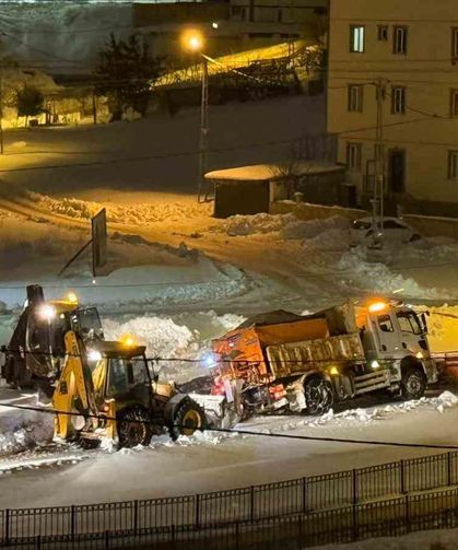 Bayburt'ta kara saplanan tuzlama aracı kepçe ve halat yardımıyla çekildi