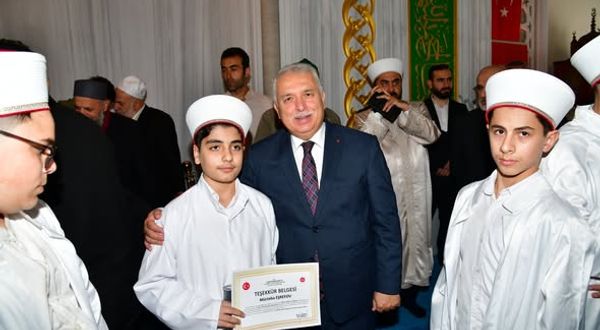 Vali Aziz Yıldırım, Hanife Hatun Camii’nde düzenlenen icazet merasimine katıldı