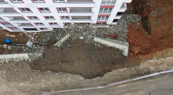 Trabzon'da istinat duvarı çöktü, 9 katlı bina zarar gördü