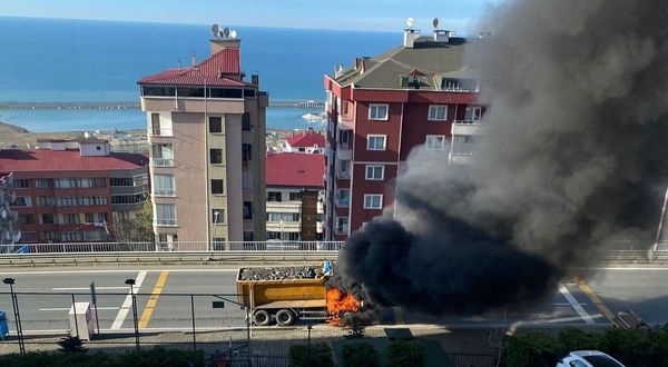 Trabzon'da taş kamyonu yangını korkuttu