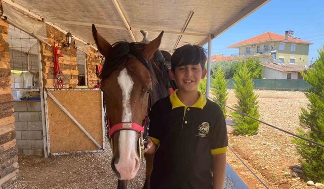 Karnesini almaya okula atıyla geldi, gören gözlerine inanamadı