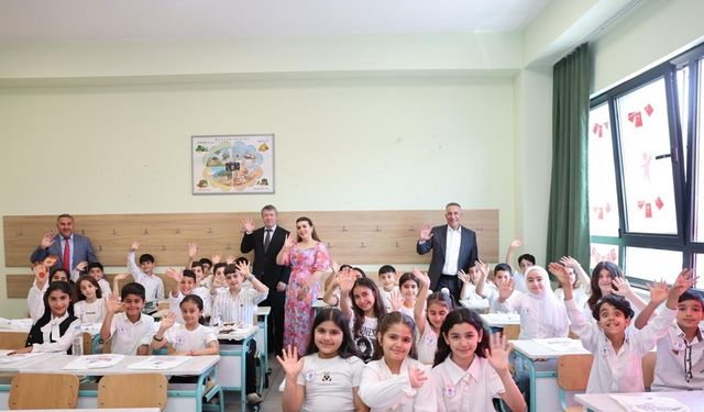 Sultangazi Belediye Başkanı Abdurrahman Dursun, çocukların karne heyecanını paylaştı