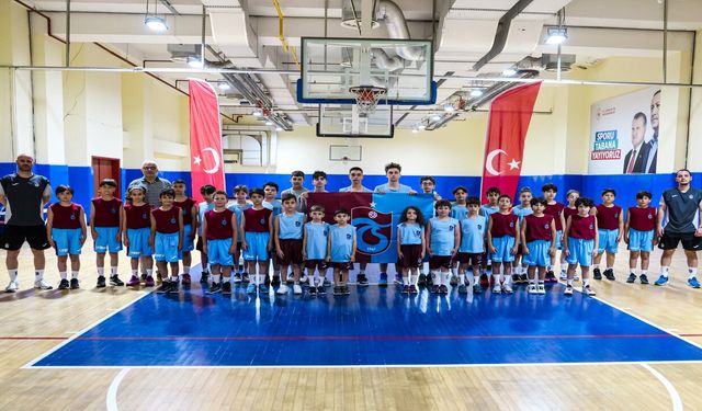 TRABZONSPOR' a bağlı basketbol yaz okulu faaliyetleri bugün düzenlenen törenle başladı.