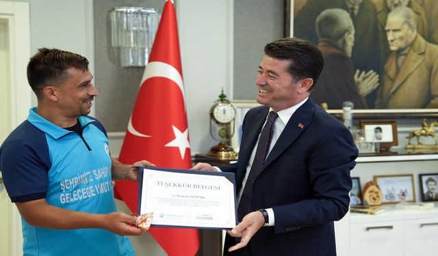 Başkan Kaya,örnek davranış sergileyen personele 'Teşekkür Belgesi' verdi
