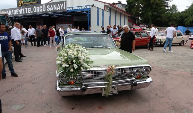 Klasik otomobillerle nostaljik düğün konvoyu