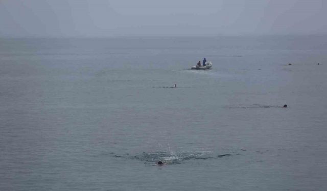15 Temmuz için Karadeniz’de 4 kilometre boyunca yüzdüler