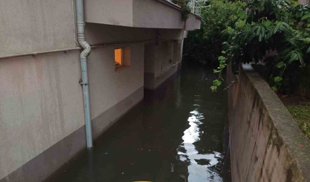 Atakum’da sağanak etkili oldu: Bodrum katları su bastı