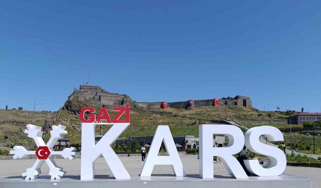 Cumhurbaşkanı Erdoğan’ın çağrısıyla Kars Kalesi bayraklarla donatıldı