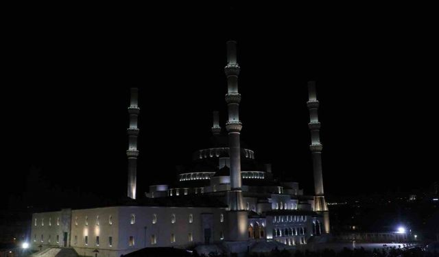 Darbe girişiminde birlik ve beraberliğin sembolü olan selayı Diyanet İşleri Başkanı Erbaş okudu