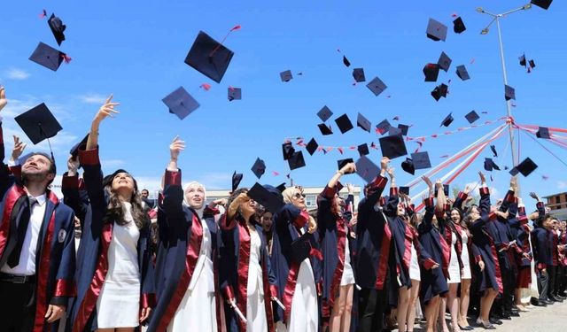 OMÜ Hukuk Fakültesi’nde mezuniyet coşkusu