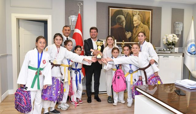 Şampiyon sporculardan Başkan Kaya’ya teşekkür ziyareti