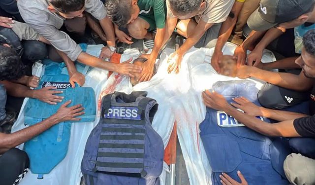 İsrail yine gazetecileri hedef aldı