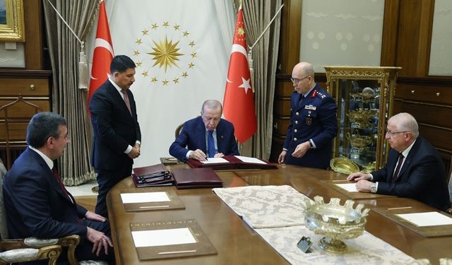 29 generalin görev süreleri 1 yıl, 478 albayın görev süreleri 2 yıl uzatıldı