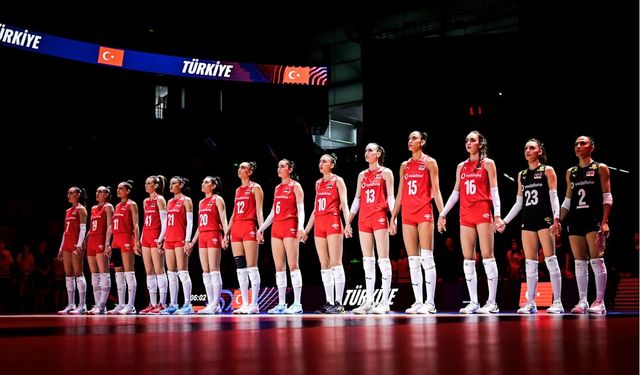 A Milli Kadın Voleybol Takımı, hazırlık kampı için Antalya’ya gitti