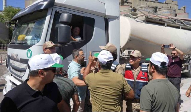 Çimento fabrikasının tozu, beldeyi isyan ettirdi