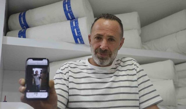 İş yerine giren 2 metrelik yılana "kanka" diye hitap edip boynuna doladı