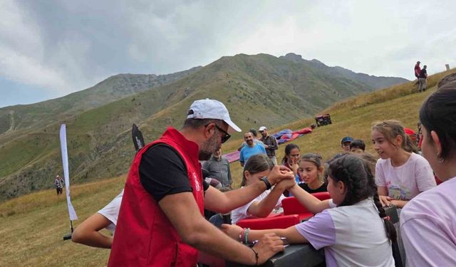 Oyun ve eğlenceyi yayla çocuklarının ayağına getirdiler