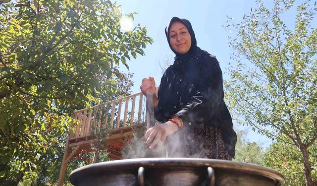 Sigara içenlere doğal çözüm: 7 saat kazanda pişirilen kozalak şurubu