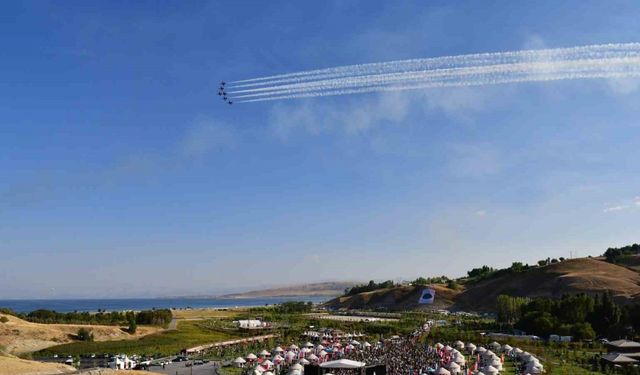 Türk Yıldızları’nın gösterisi nefes kesti