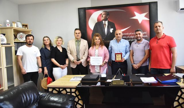 Ortahisar Belediyesi,çevreci okullara teşekkür belgesi veriyor