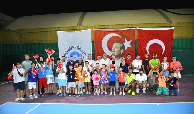 Zafer Bayramı Tenis Kupası'da ödüller verildi
