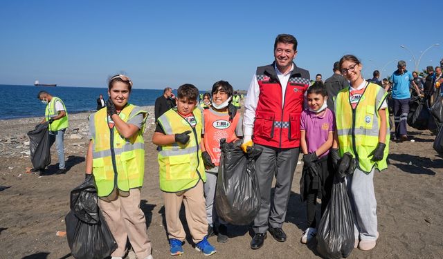 Ortahisar Belediye Başkanı Ahmet Kaya, çocuklarla el ele çöp topladı
