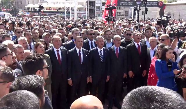 CHP Genel Başkanı Özgür Özel, Taksim Cumhuriyet anıtına çelenk bıraktı