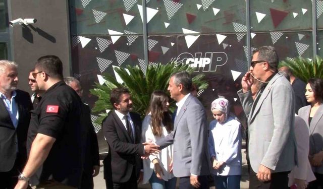 Özgür Özel CHP’nin Sarıyer’de bulunan parti binasına geldi