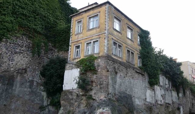 Trabzon’un tarihi surları üzerindeki evler zamana direniyor