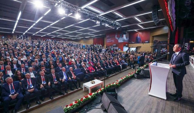 Özgür Özel, CHP’nin 22’nci Olağanüstü Kurultayında 835 geçerli oyla yeniden CHP Genel Başkanı seçildi.