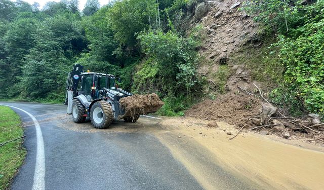 Trabzon’da şiddetli yağış heyelanlara neden oldu