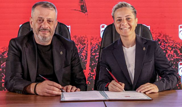 Kadın Futbol Takımının yeni Teknik Direktörü Hatice Bahar Özgüvenç için imza töreni düzenlendi