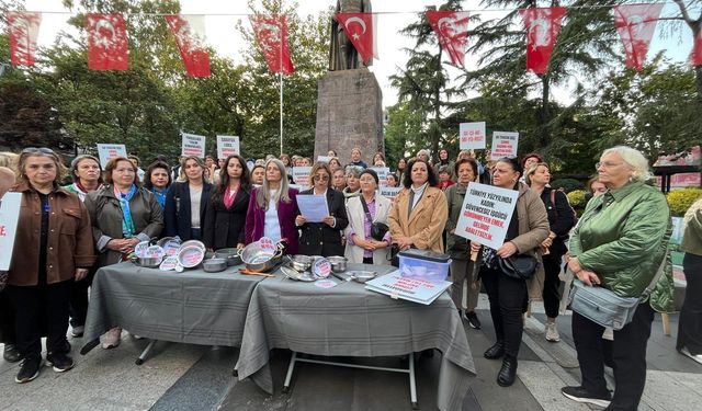 CHP Trabzon Kadın Kolları tencereli tavalı eylem yaptı