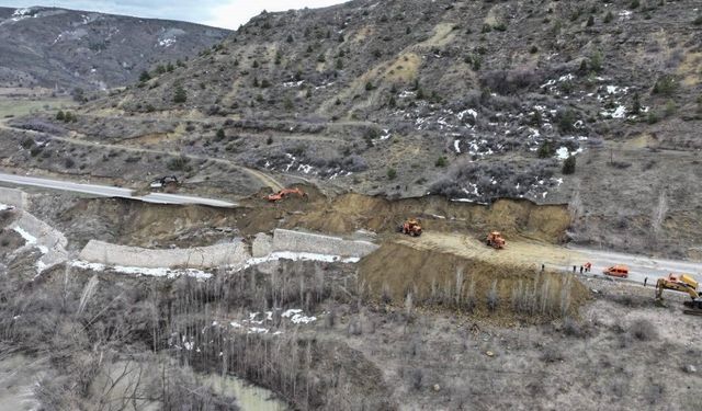 Gümüşhane-Erzincan karayolundaki heyelan bölgesinde çalışmalar sürüyor