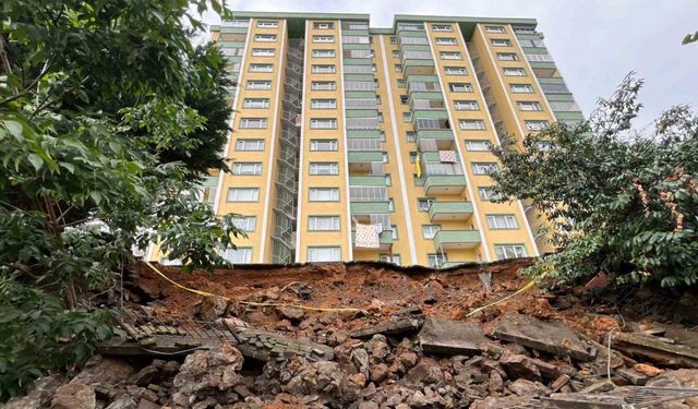 Pelitli'de gece çöken istinat duvarı site sakinlerini korkuttu