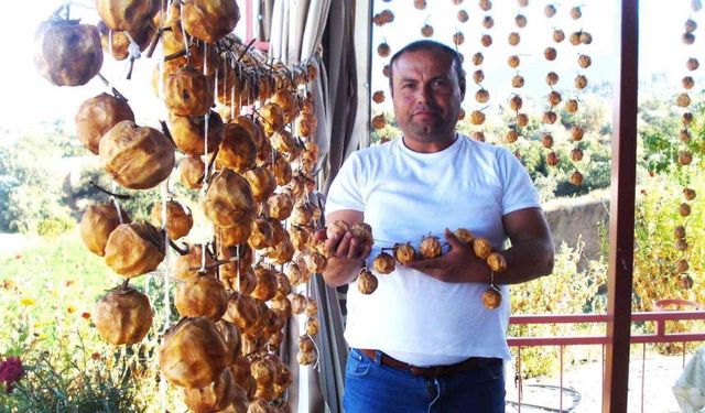 Sarıgöl’de balkonlar cennet elmasıyla'(Trabzon Hurması) renklendi