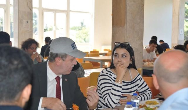 Rektör Çuvalcı, Yeni Eğitim-Öğretim yılında öğrencilerle yemekte buluştu