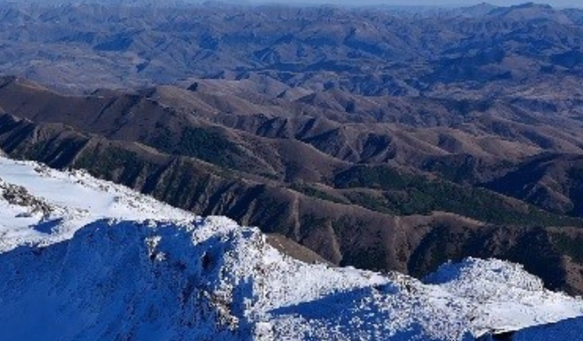 Kırklar Dağı’nın bir yanı kar, bir yanı sonbahar