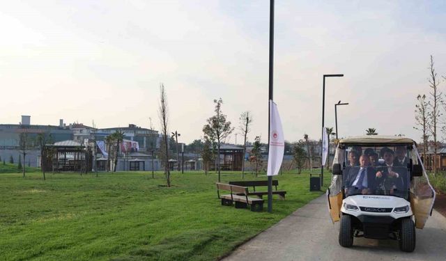 Cumhurbaşkanı Erdoğan, Atatürk Havalimanı Millet Bahçesi’nde esnafı ziyaret etti