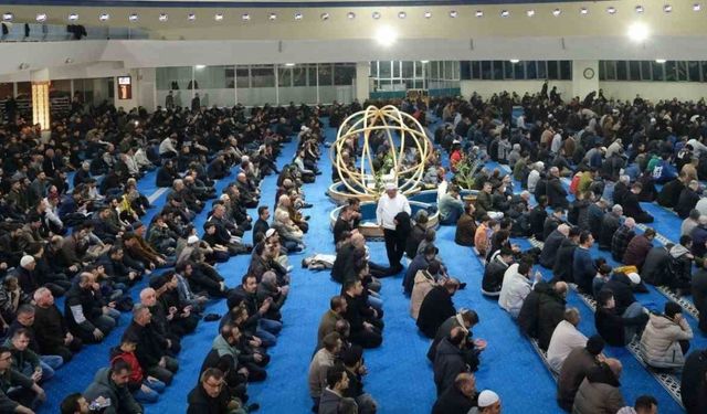 "Vatan ve millet ruhumuz" Cuma hutbesinin konusu oldu