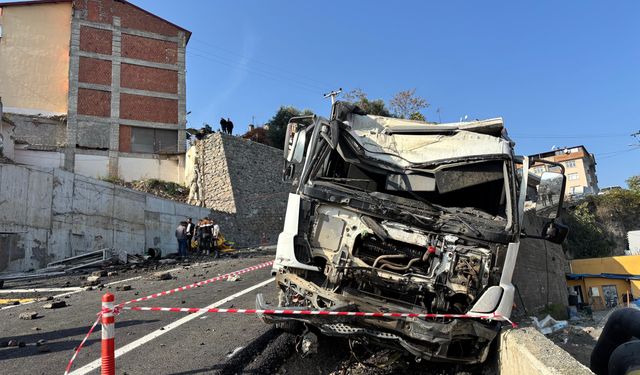 Ortahisar Belediyesi'ne ait kamyonet az kalsın faciaya yol açıyordu